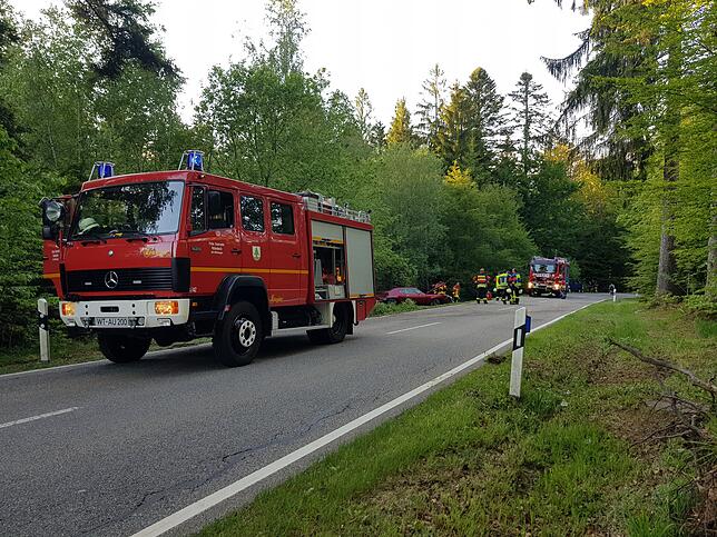 Ein Großaufgebot der Feuerwehren Rickenbach und Herrischried wurde durch einen schweren Verkehrsunfall am Freitagabend zwischen Egg und ...