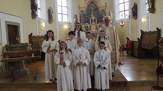 Sieben Kinder feierten in Schwandorf in der Pfarrkirche Sankt Ulrich den Tag ihrer Ersten Heiligen Kommunion. Nach den Worten ...