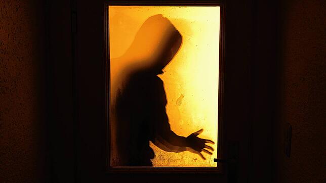 Ein maskierter Mann überfiel im vergangenen Jahr in Endingen/Schweiz ein Paar in ihrem Schlafzimmer. Nun muss er ins Gefängnis. (Symbolbild)