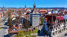(Archivbild von März 2023) Ein Blick auf die Konstanzer Altstadt: Im Vordergrund ist das Schnetztor zu sehen. Auch die Kirchtürme des ...