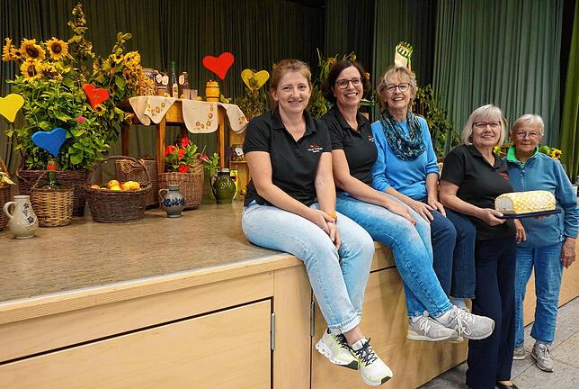 Kuchen und Deko: Die Landfrauen – hier Isabell Vollmer (von links), Michaela Ebi, Hedwig Lehmann, Rosi Genswein und Irene Boll – ...