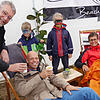 Vom schlechten Wetter lassen sich Markus Möll, Klaus Schmid (von links), Beate Pfeiffer und die Kinder Lukas und Annika die gute Laune ...