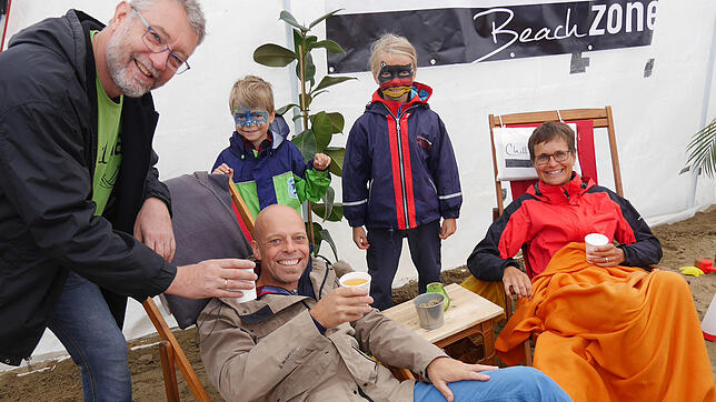 Vom schlechten Wetter lassen sich Markus Möll, Klaus Schmid (von links), Beate Pfeiffer und die Kinder Lukas und Annika die gute Laune ...