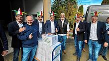 Stephan Klöckner (fünfter von Links), Bruder der diesjährigen Beklagten, übergab stellvertretend für seine Schwester, ...