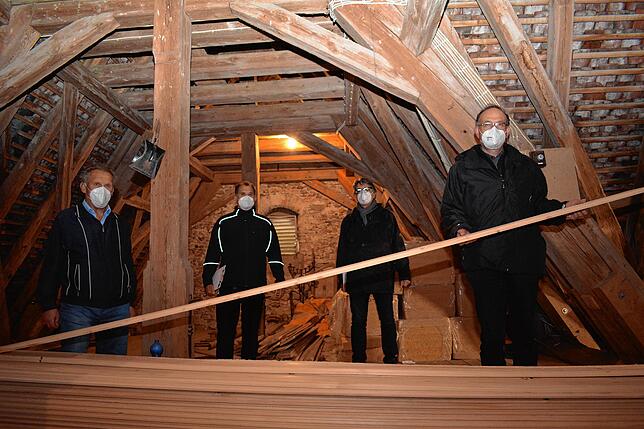 In der Baitenhauser Kapelle wird unter anderem der Dachstuhl inklusive des Bodens instandgesetzt. Pfarrer Matthias Schneider (rechts) ...