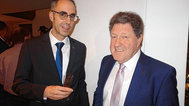 Der neue Engener Bürgermeister Frank Harsch (links) mit Stadtrat Jürgen Waldschütz, der als Ratsältester die Verpflichtung vernahm.