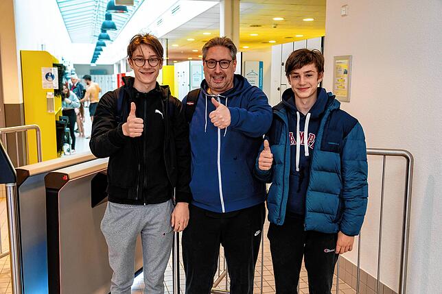Markus Egert und seine Söhne Damian (links) und Dominik (rechts) wohnen im Wohngebiet Strangen und sind heilfroh, dass sie im Neckarbad ...