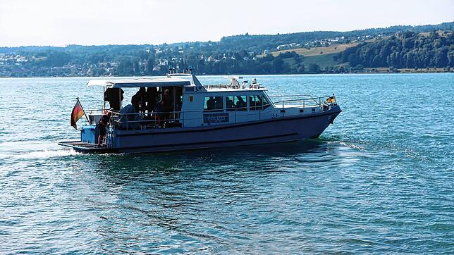 Die Wasserschutzpolizei sticht von der Insel Reichenau in See.