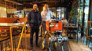 Rivr-Chef Marko Bjelonic und Lukas Streich, Geschäftsführer von Just Eat Takeaway, neben dem Roboter, der nun wieder durch Zürich rollt ...