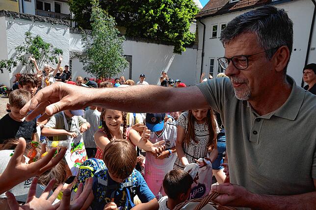 Ehrensache auch für den Rathauschef: Bürgermeister Georg Riedmann verteilt am Dienstagvormittag Süßigkeiten an die Kinder.