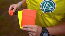 Ein Schiedsrichter, hier ein Symbolbild, kann gelbe und rote Karten verteilen sowie seine Trillerpfeife einsetzen – das macht ihn ...