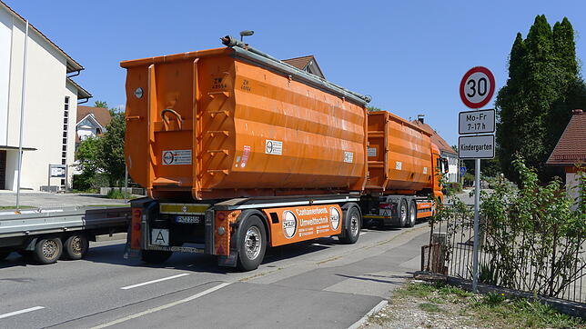Auch der Schwerlastverkehr scheint die neue Tempo-30-Beschilderung in Untersiggingen zu übersehen und fährt mit hohem Tempo durchs Dorf. ...