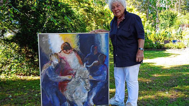 Regina Hiekisch mit ihrem Werk &bdquo;Auf der Flucht, Kosovo&ldquo; von 1999, mit Acryl auf Leinwand gemalt.
