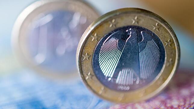 Wer im Alter arbeitslos wird, fragt sich, wie lange er überhaupt Arbeitslosengeld gezahlt bekommt. Und: Reicht das Geld bis zum ...
