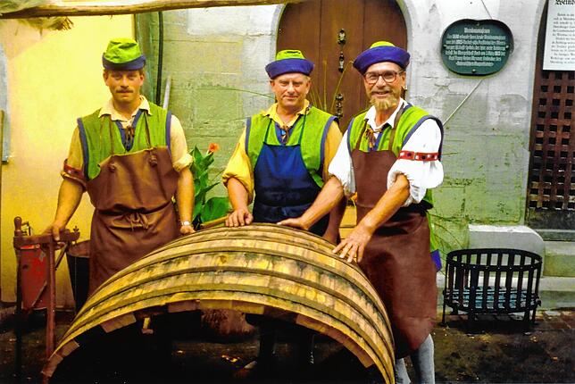 Mehr als 300 Meersburger Bürger nahmen am historischen Stadtfest am 27. und 28. August 1988 teil. Verkleidet als historische Handwerker ...