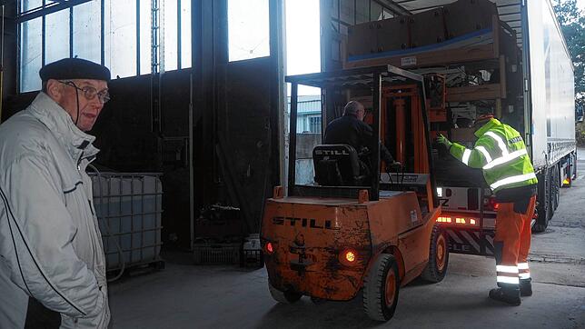 Dirk Hartig bei der Verladung von Klinikbetten für Krankenhäuser in der Republik Moldau. Mehrere Transporte bringen Hilfsgüter in das ...