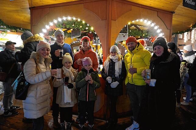 Beliebter Treffpunkt: Wie diese Gruppe, hatten unzählige Besucher ihre Freude am diesjährigen Waldshuter Weihnachtsmarkt.
