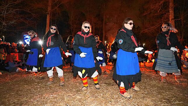 Bild : Konstanzer Fasnacht: Im Uniwald tanzen Narren und Mäschgerle am Feuer