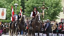 Die Schwarzwälder Trachten und die schön geschmückten Schwarzwälder Pferde bringen Farbe in die Reiterprozession zum Lenzkircher ...