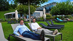 Thermeleiter Fabian Dalmer (links) und Architekt Jonas Neusch können sich 100 Tage nach Wiederöffnung der Therme noch nicht ganz ...