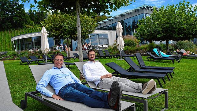 Thermeleiter Fabian Dalmer (links) und Architekt Jonas Neusch können sich 100 Tage nach Wiederöffnung der Therme noch nicht ganz ...