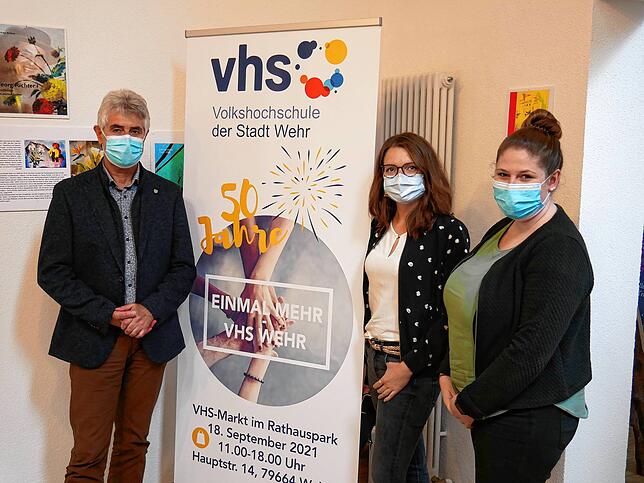 Michael Thater, Carina Wanowski und Lorena Brigante (von links) stellten das neue Programm der VHS Wehr vor.