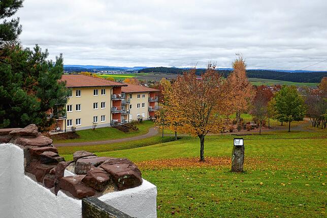 Blick von der &bdquo;Burg&ldquo; der Kinderkrebsnachsorgeklinik in Richtung des geplanten Standortübungsplatzes am Ochsenberg und den ...