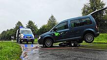 Nach dem Zusammenstoß überrollte der VW Caddy das Motorrad.