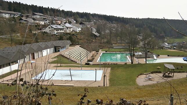 Das in die Jahre gekommene Freibad in Tennenbronn: Besonders das Planschbecken im Vordergrund macht Probleme.
