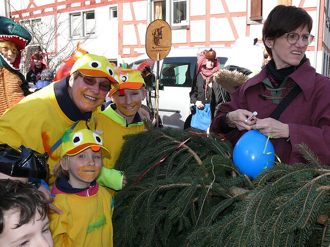Alles noch mal zurück. Ein Narrenbaum, auch jener der Narrengesessschaft Zeppelin, kann doch nicht gestellt werden, wenn er nicht ...