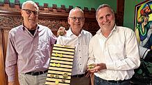 Kämmerer Martin Bosch (von links), Narrenrichter Jürgen Koterzyna und Laufnarrevater Michael Zehnle sind zufrieden mit der Plakette für ...