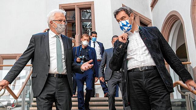 Winfried Kretschmann (Bündnis 90/Die Grünen), Ministerpräsident von Baden-Württemberg, drängt gemeinsam mit seinem Amtskollegen Markus ...