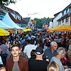 Ab auf den Engelsteig! Beim Wollmatinger Dorffest ist die Straße, die von verschiedenen Ständen gesäumt wird, sehr gut besucht.