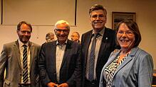 Stephan Bücheler (von links), sein Amtsvorgänger Helmut Kaiser, Landrat Martin Kistler und Kommunalamtsleiterin Hannelore Raufer bei der ...