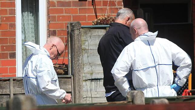 Mitarbeiter der Spurensicherung in der Elsmore Road in Manchester.