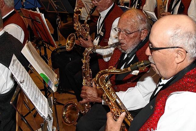 Erwin Jäckle (Bildmitte) ist begeisterter Saxophonspieler. Beim Seniorenorchester des Blasmusikverbandes greift er, so wie hier jüngst ...