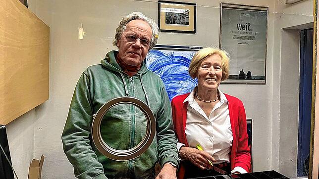 Walter Rau und Annemarie Winter stehen an der Kasse des Guckloch-Kinos und verkaufen zum letzten Mal im altem Kino Eintrittskarten.