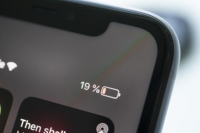Im Test hat der Akku des iPhone 11 bei der Endloswiedergabe eines Videos mehr als zehn Stunden durchgehalten.