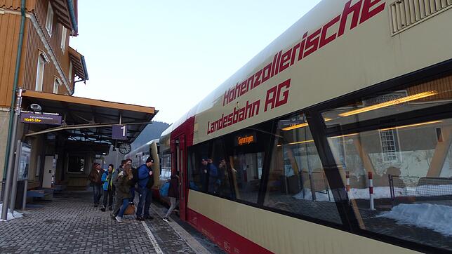Permanente Verspätungen und Zugausfälle hatten die Verantwortlichen veranlasst, aus den Bahnverbindungen auszusteigen und stattdessen ...
