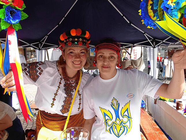 Iryina Kobzar (links)und Olena Matsanova hatten an einem Stand handgemachte Taschen, Teller , Blumenkränze und Souvenirs aus der Ukraine ...