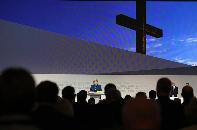 Bundeskanzlerin Angela Merkel spricht zu Beginn des CDU-Parteitags in Hamburg und bedankt sich bei den Delegierten. Das Ganze geschieht ...