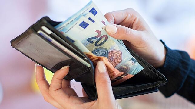 Geld im Portemonnaie: Rund fünf Millionen Menschen in Deutschland warten Monat für Monat auf die Auszahlung vom Bürgergeld.