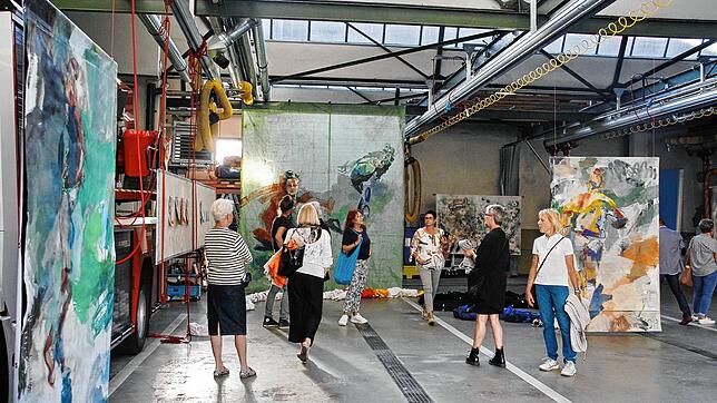 Kunst im Kontext mit Löschfahrzeugen und Wasserschläuchen aus der 19. Museumsnacht. Nun soll ein neuer Verein die Organisation des ...
