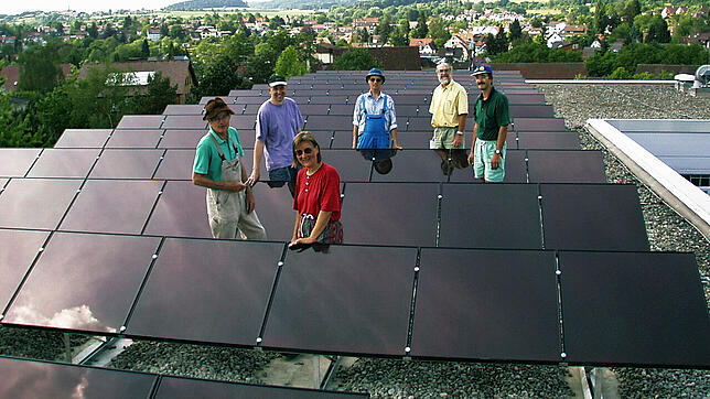 Inbetriebnahme des ersten Bürgersolardachs auf dem Gymnasium im Sommer 2001. Neun Jahre später wurden die Module als Garantiefall durch ...
