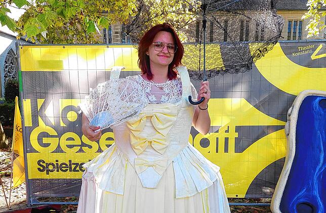 Chenoa Ruf hat Spaß beim Fototermin mit Papp-Prinzessin.