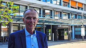 Alexander Bruns, hier vor dem Klinikum in Friedrichshafen: Der 59-Jährige tritt für die CDU als Direktkandidat im Wahlkreis Bodensee bei ...