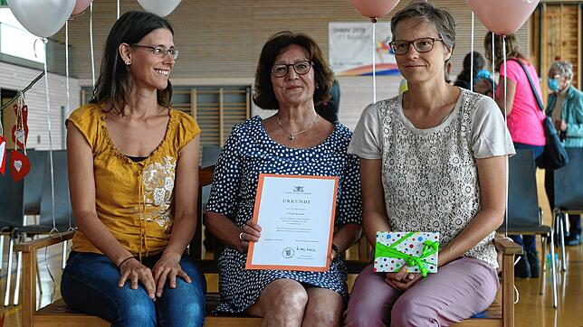 Ursula Barner (Mitte) geht nach 46 Jahren als Pädagogin in den Ruhestand. Hier flankiert von ihren Kolleginnen Sabine Teklenborg (l) und ...