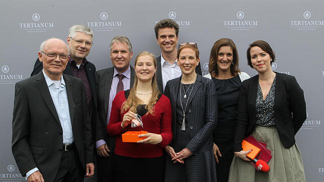 Bei der Schlüsselübergabe im Teritianum: Bewohner-Sprecher Theo Breuning, Studentenwerks-Chef Helmut Baumgartl, Thaddäus Kunzmann, ...