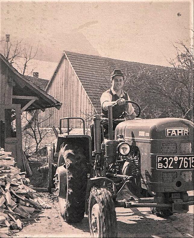 Der Fahr-Traktor von damals wirkt im Vergleich zu modernen Traktoren wie ein Spielzeug.