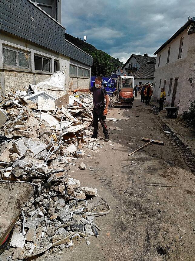 Große Schutthaufen zeugen von der Zerstörung, die die Fluten angerichtet haben.